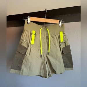 Lululemon multipocket cargo high-rise hiking shorts NWOT